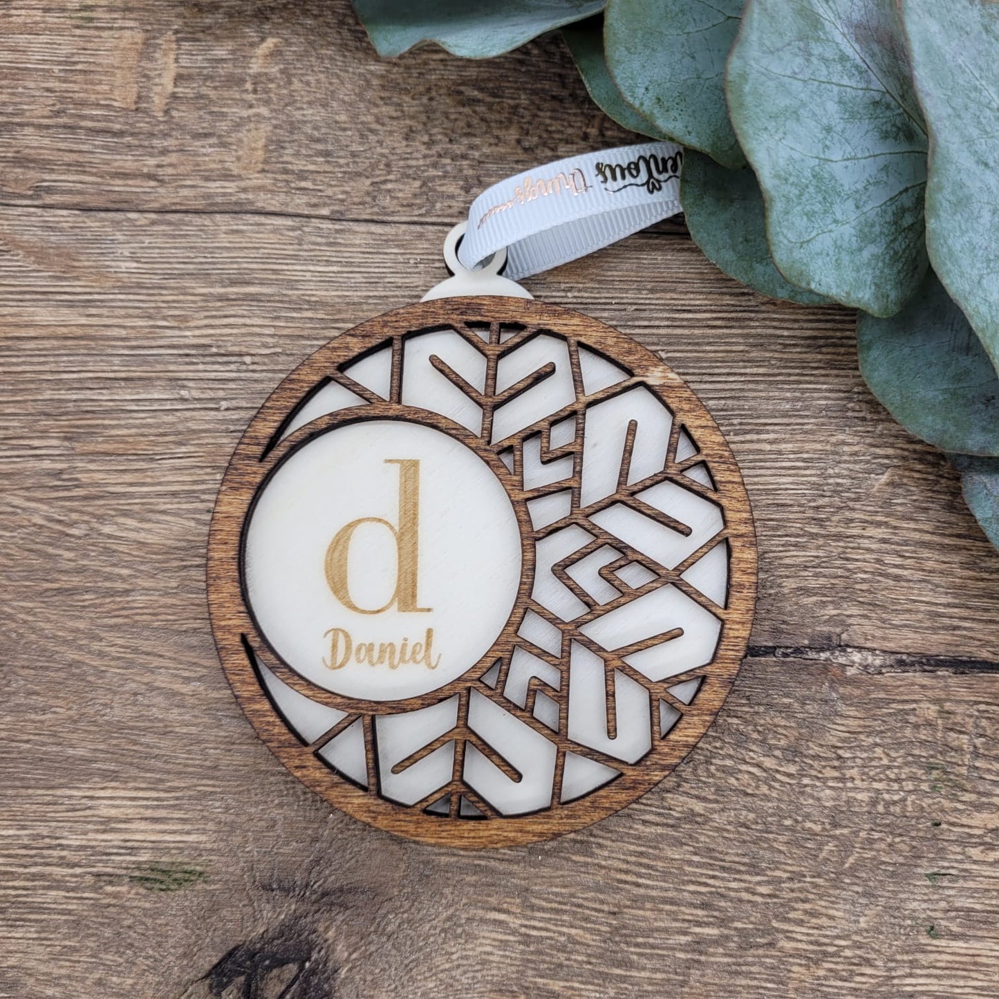 Doppelter Holzanhänger für Weihnachten, mit Schneeflocken-Design, personalisiert mit Wunschtext im minimalistischen nordischen Stil mit Buchstaben und Namen (Nordische Schneeflocke)