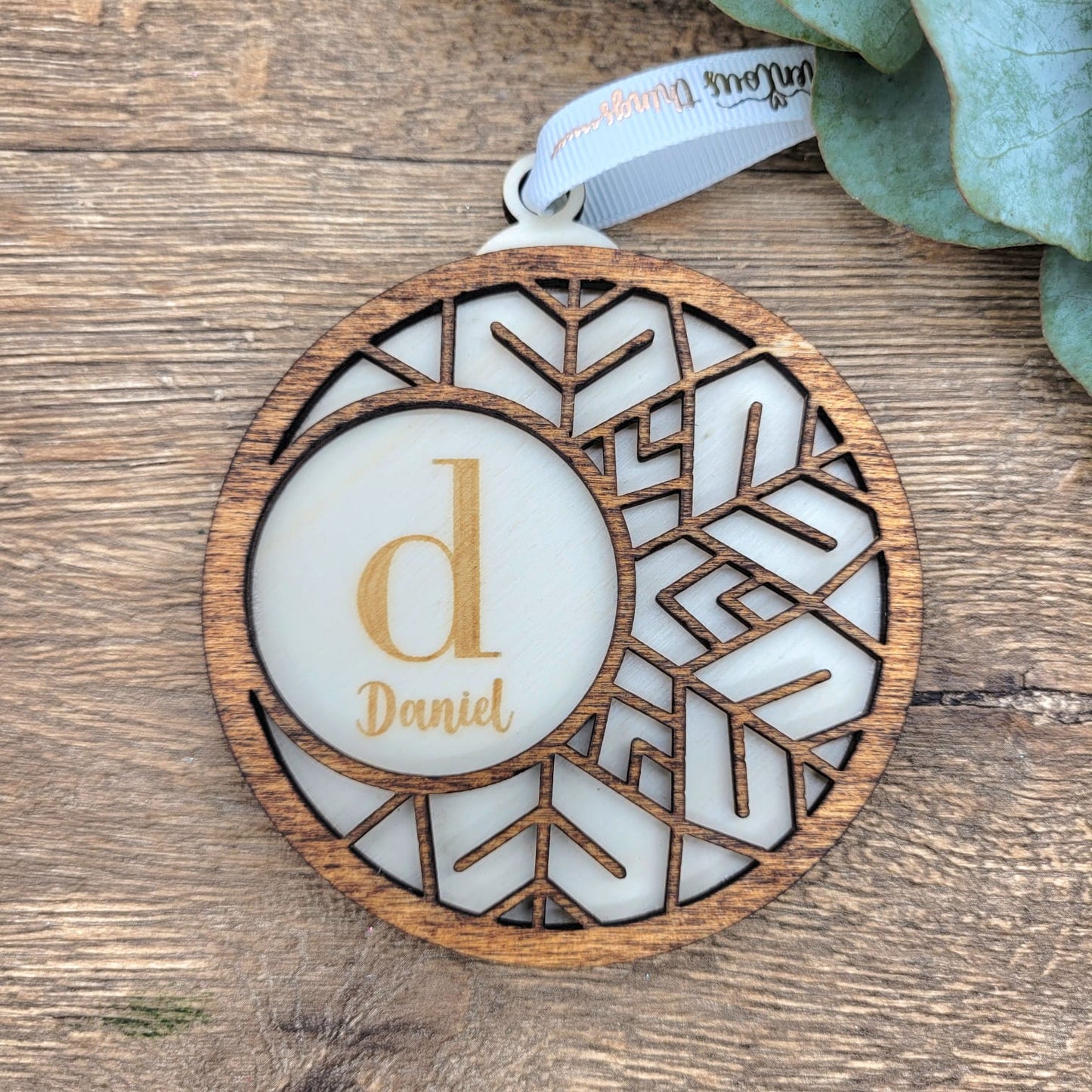 Doppelter Holzanhänger für Weihnachten, mit Schneeflocken-Design, personalisiert mit Wunschtext im minimalistischen nordischen Stil mit Buchstaben und Namen (Nordische Schneeflocke)