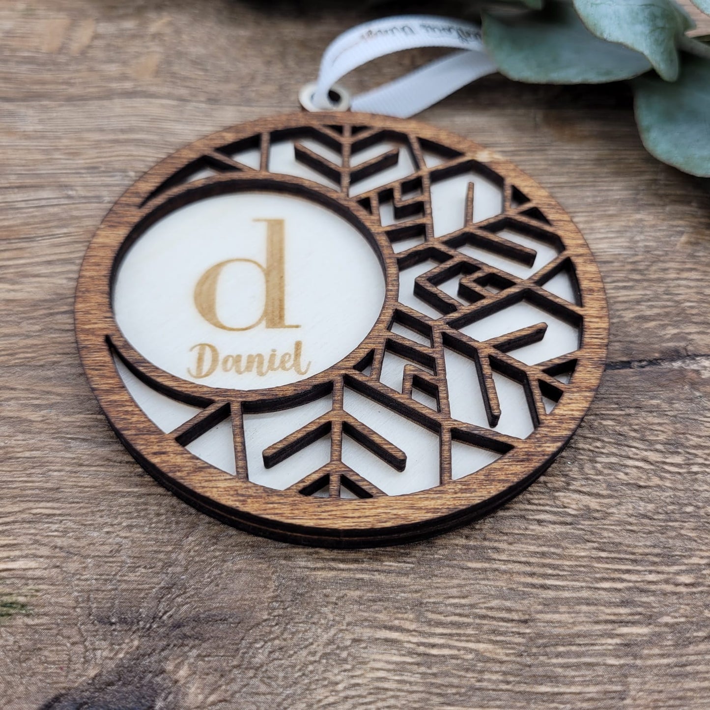 Doppelter Holzanhänger für Weihnachten, mit Schneeflocken-Design, personalisiert mit Wunschtext im minimalistischen nordischen Stil mit Buchstaben und Namen (Nordische Schneeflocke)