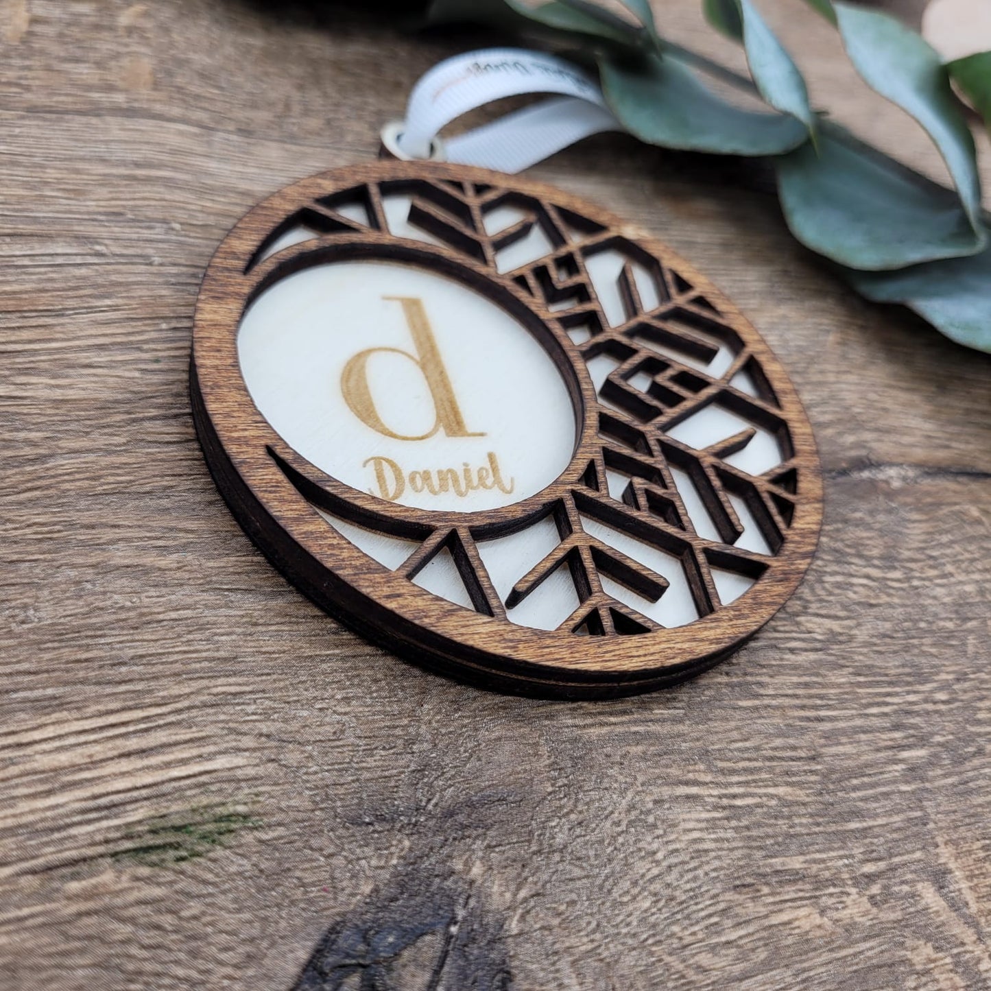 Doppelter Holzanhänger für Weihnachten, mit Schneeflocken-Design, personalisiert mit Wunschtext im minimalistischen nordischen Stil mit Buchstaben und Namen (Nordische Schneeflocke)