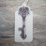 Afbeelding in Gallery-weergave laden, Vintage Copper Key Keyring Bottle Opener with Tag

