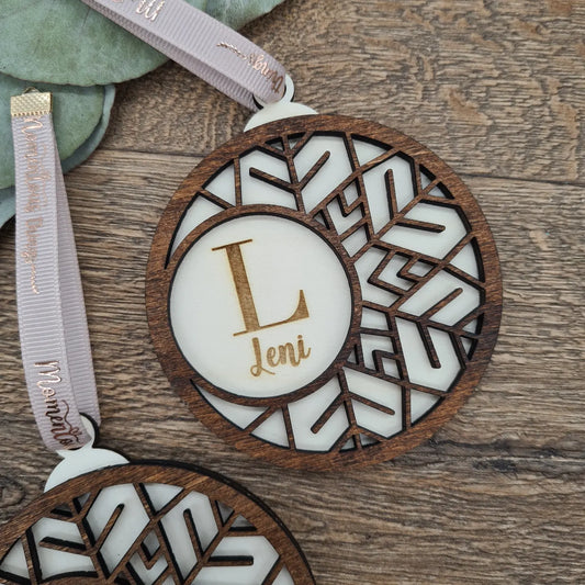 Doppelter Holzanhänger für Weihnachten, mit Schneeflocken-Design, personalisiert mit Wunschtext im minimalistischen nordischen Stil mit Buchstaben und Namen (Nordische Schneeflocke)