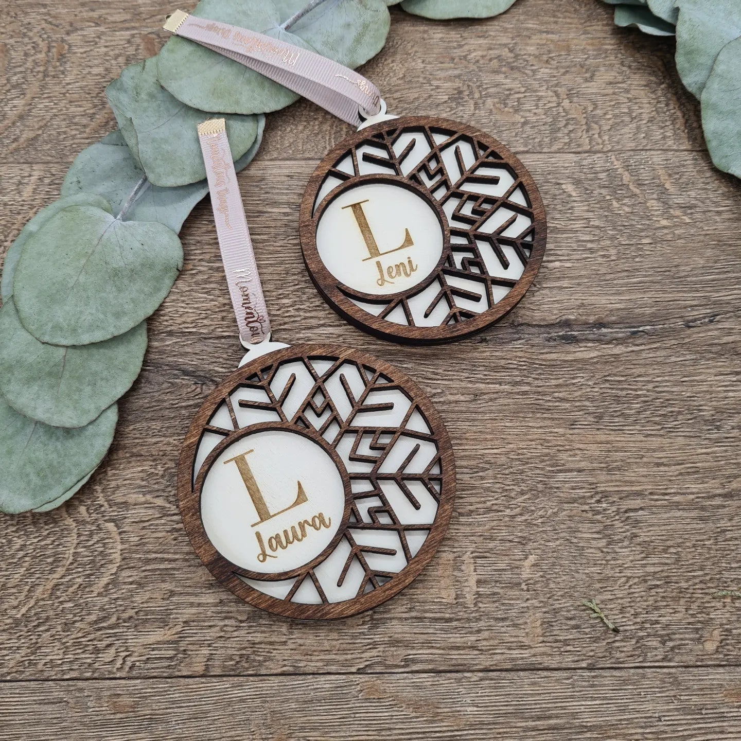 Doppelter Holzanhänger für Weihnachten, mit Schneeflocken-Design, personalisiert mit Wunschtext im minimalistischen nordischen Stil mit Buchstaben und Namen (Nordische Schneeflocke)