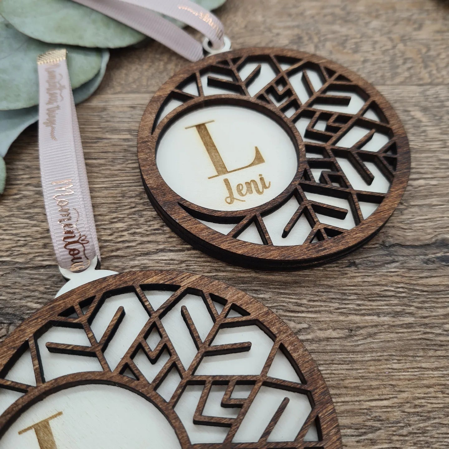 Doppelter Holzanhänger für Weihnachten, mit Schneeflocken-Design, personalisiert mit Wunschtext im minimalistischen nordischen Stil mit Buchstaben und Namen (Nordische Schneeflocke)