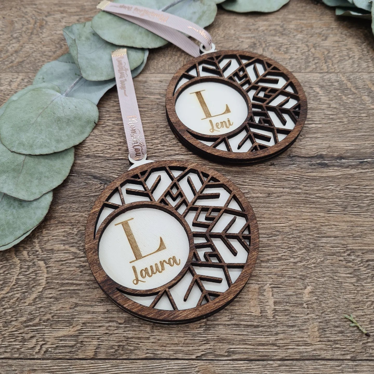 Doppelter Holzanhänger für Weihnachten, mit Schneeflocken-Design, personalisiert mit Wunschtext im minimalistischen nordischen Stil mit Buchstaben und Namen (Nordische Schneeflocke)