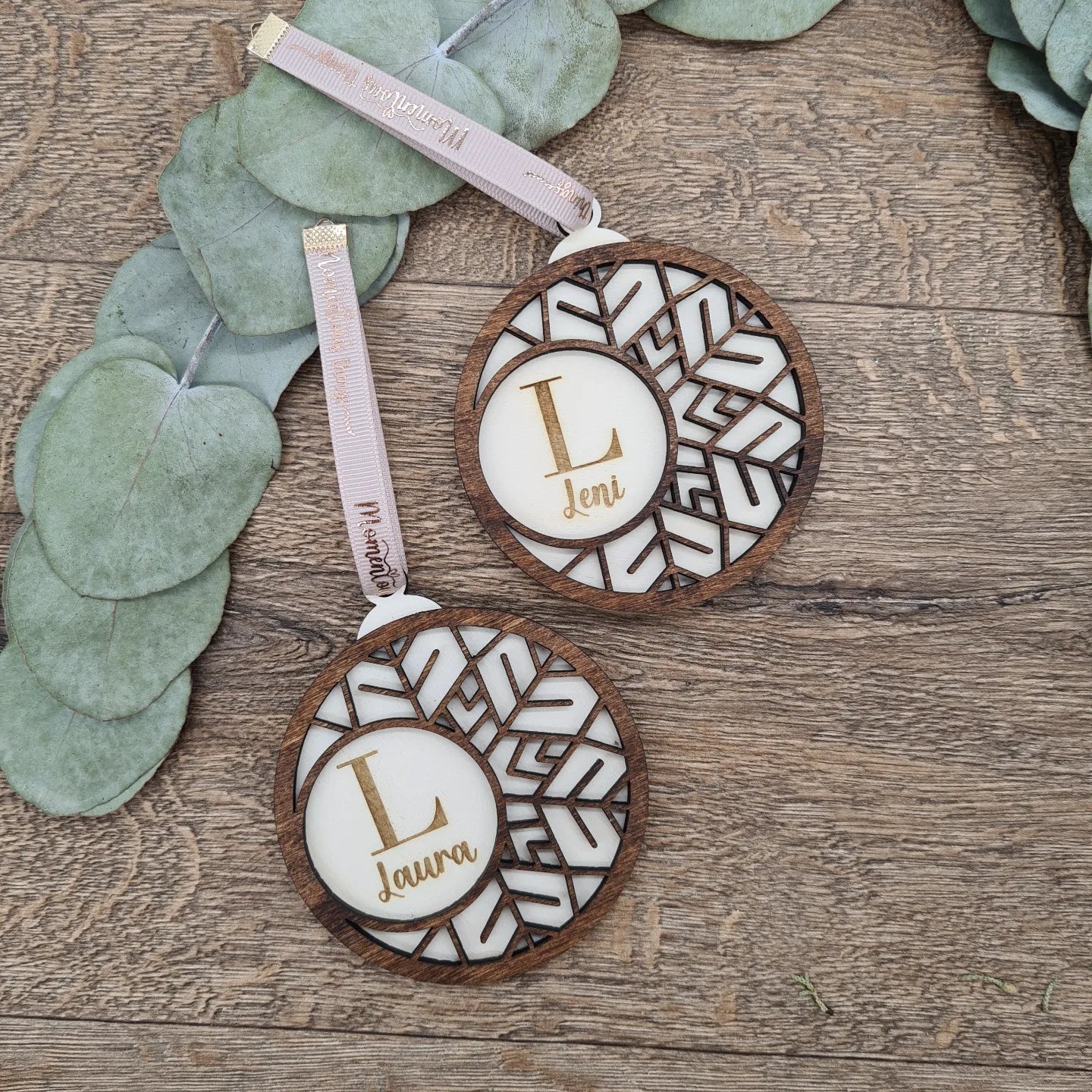 Doppelter Holzanhänger für Weihnachten, mit Schneeflocken-Design, personalisiert mit Wunschtext im minimalistischen nordischen Stil mit Buchstaben und Namen (Nordische Schneeflocke)