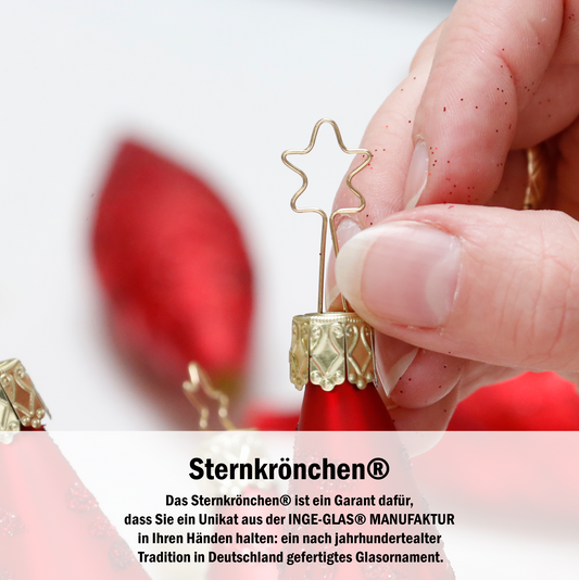 Herzförmiges Glasornament in weiß matt mit silberner Personalisierung, 10cm.