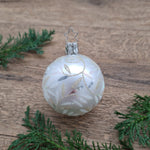 Charger l&#39;image dans la galerie, Mouth-blown silver bauble with leaves in glitter paint
