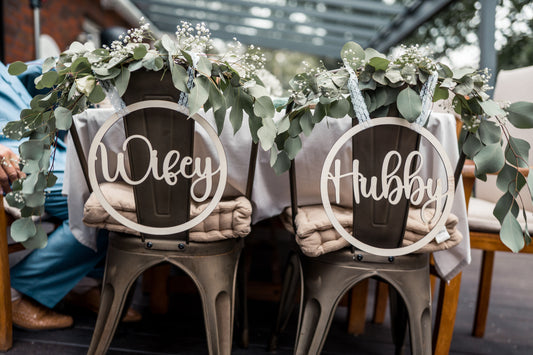 "Hubby" & "Wifey" Hochzeitsstuhl-Schilder für Braut und Bräutigam