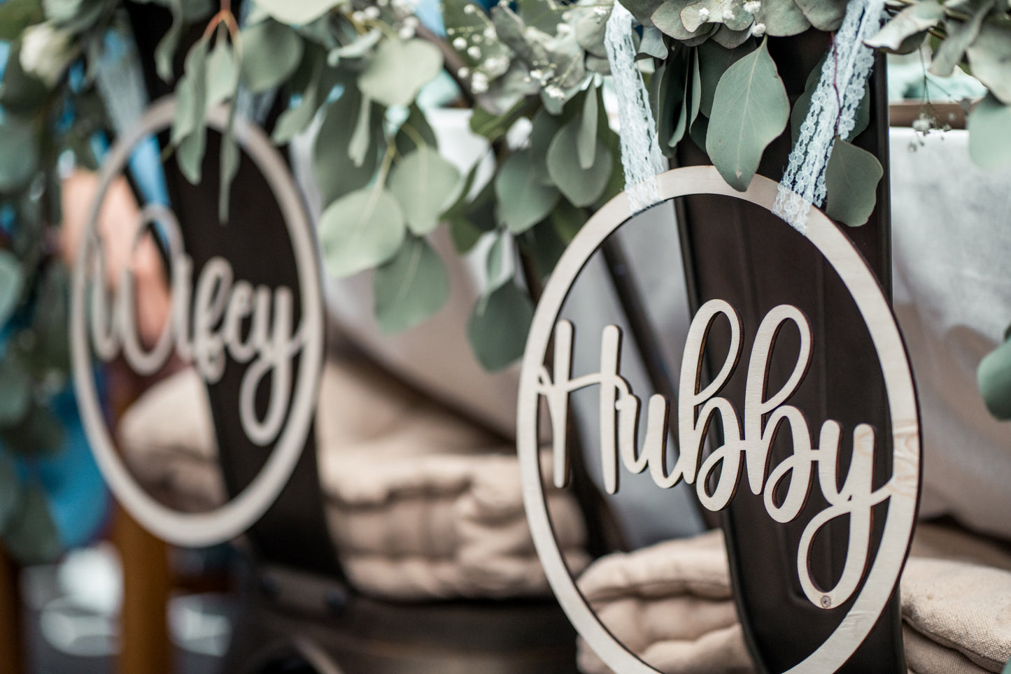 "Hubby" & "Wifey" Hochzeitsstuhl-Schilder für Braut und Bräutigam